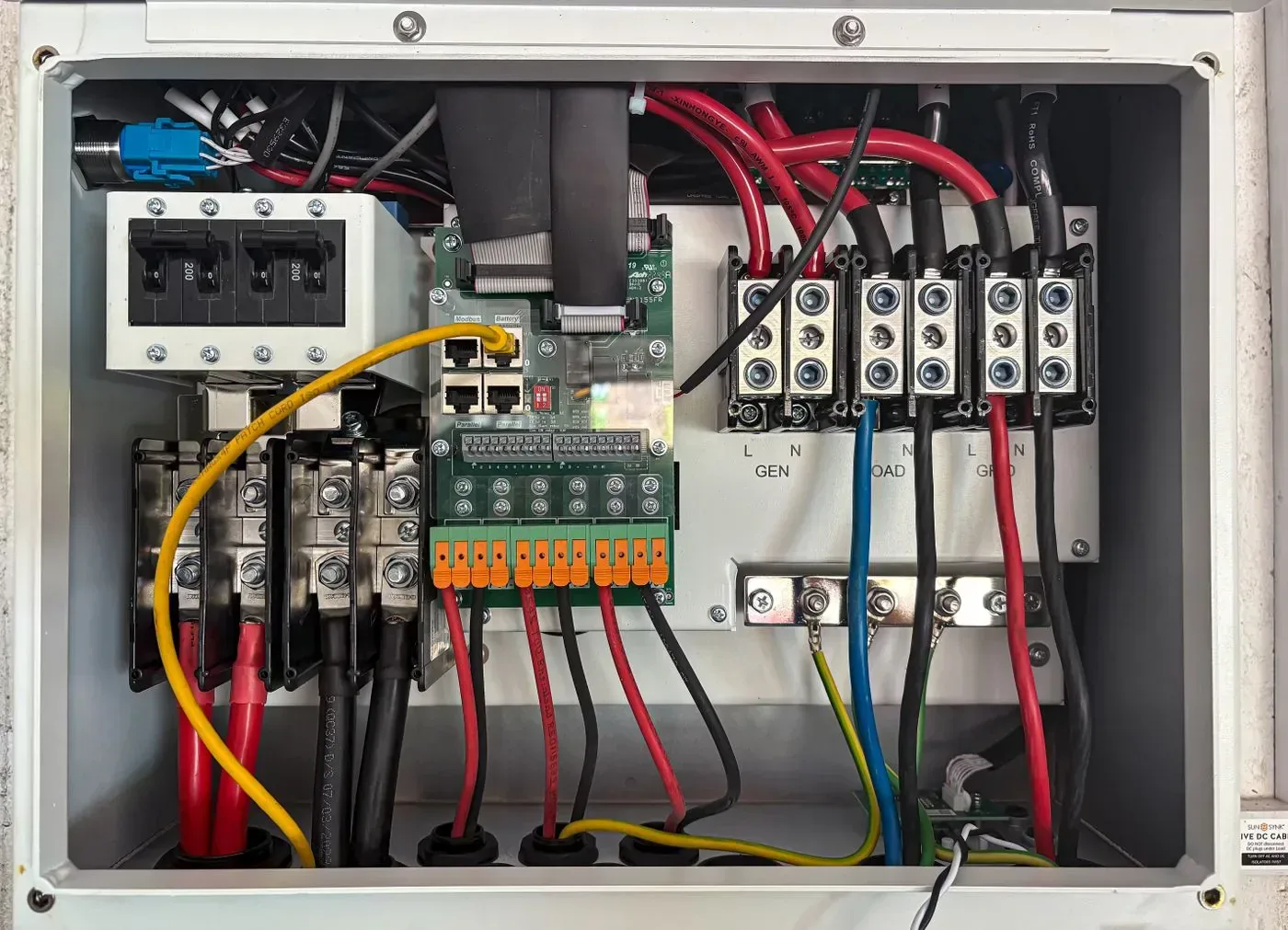 Électricien raccordant des modules au tableau à Chilly-Mazarin (91380)